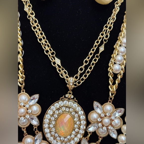 Elegant Gold and Pearl Floral Necklace Set - Picture 10 of 13